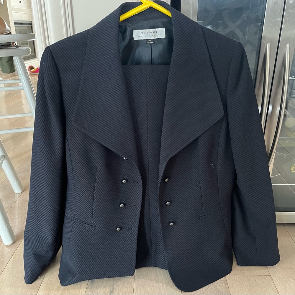 Women’s Tahari Pant Suit
